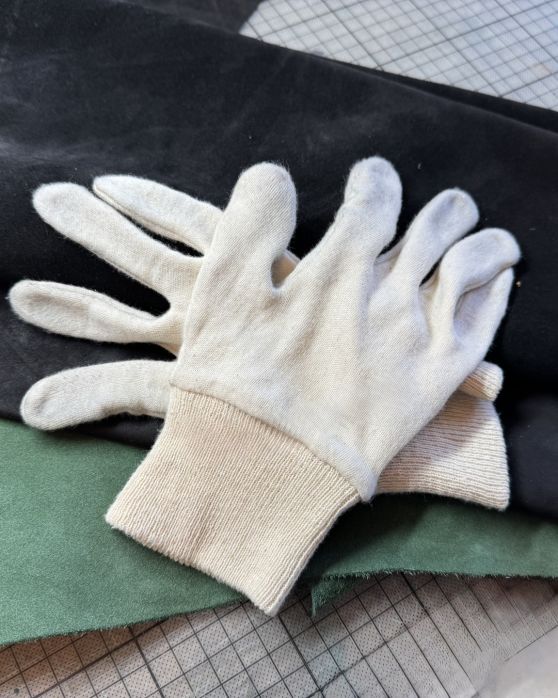 In aanraking met suède - een ontdekking in mijn atelier